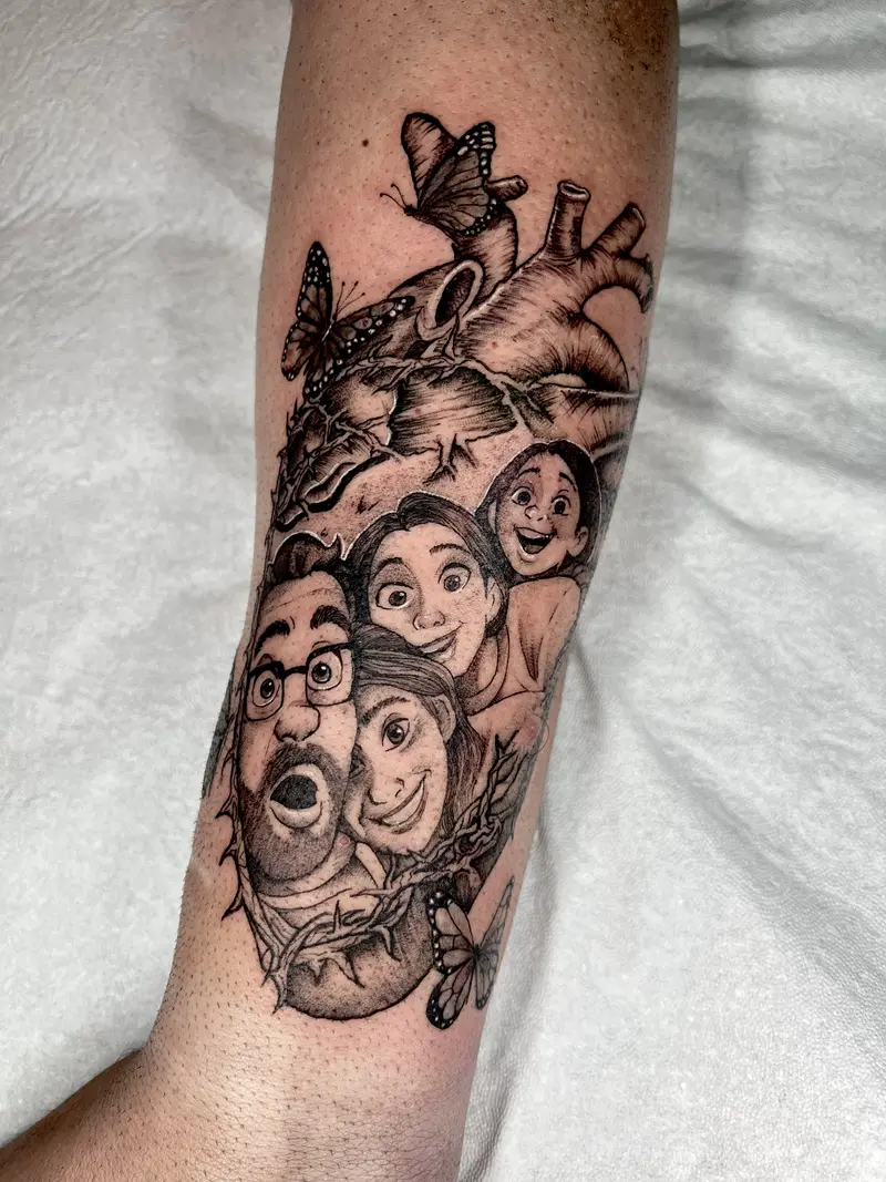 Composición ilustrada con rostros, corazón anatómico y mariposas en tinta negra.