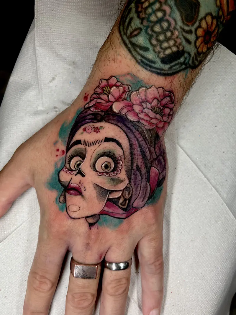 Retrato femenino estilo cartoon inspirado en estética mexicana, con flores en el cabello y fondo acuarela.