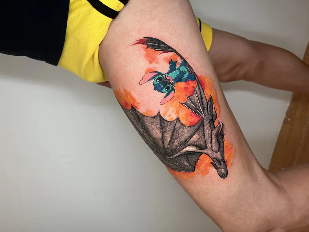 Murciélago realista en negro con fondo de acuarela naranja y detalle de personaje azul estilo animación.