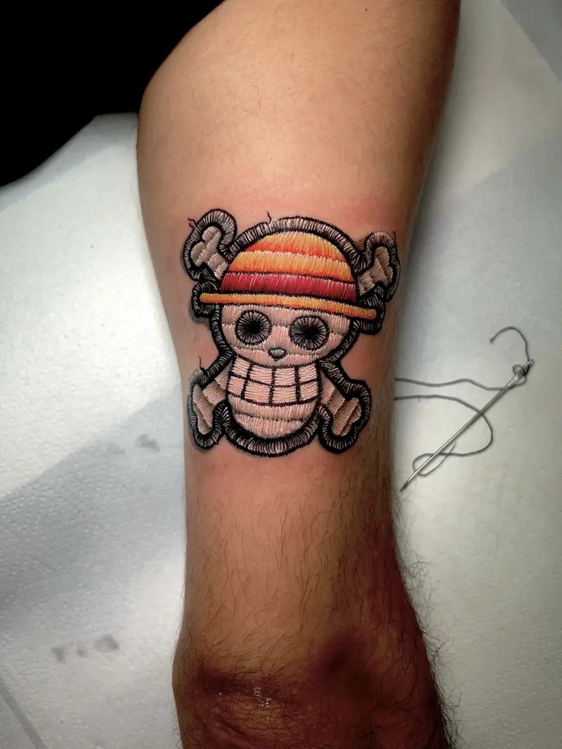 Calavera pirata con sombrero de paja estilo parche bordado, efecto hilo y contorno cosido.