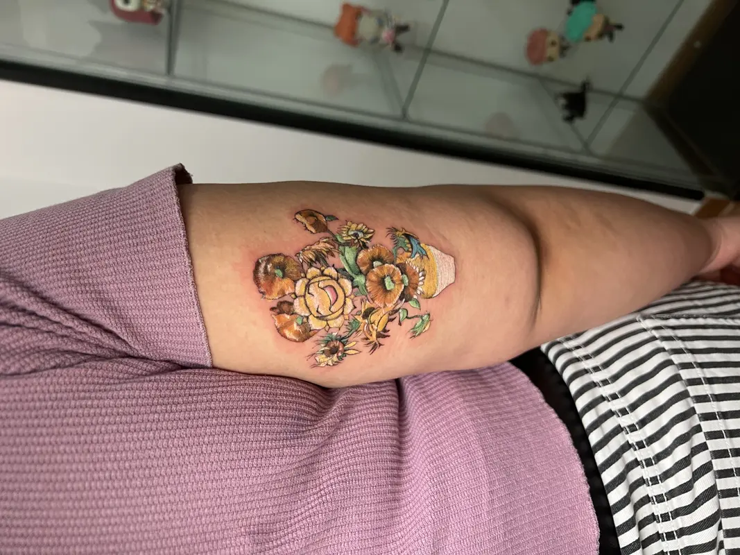 Composición botánica a color con flores y setas, con efecto de “cinta” o parche pegado en un lateral.