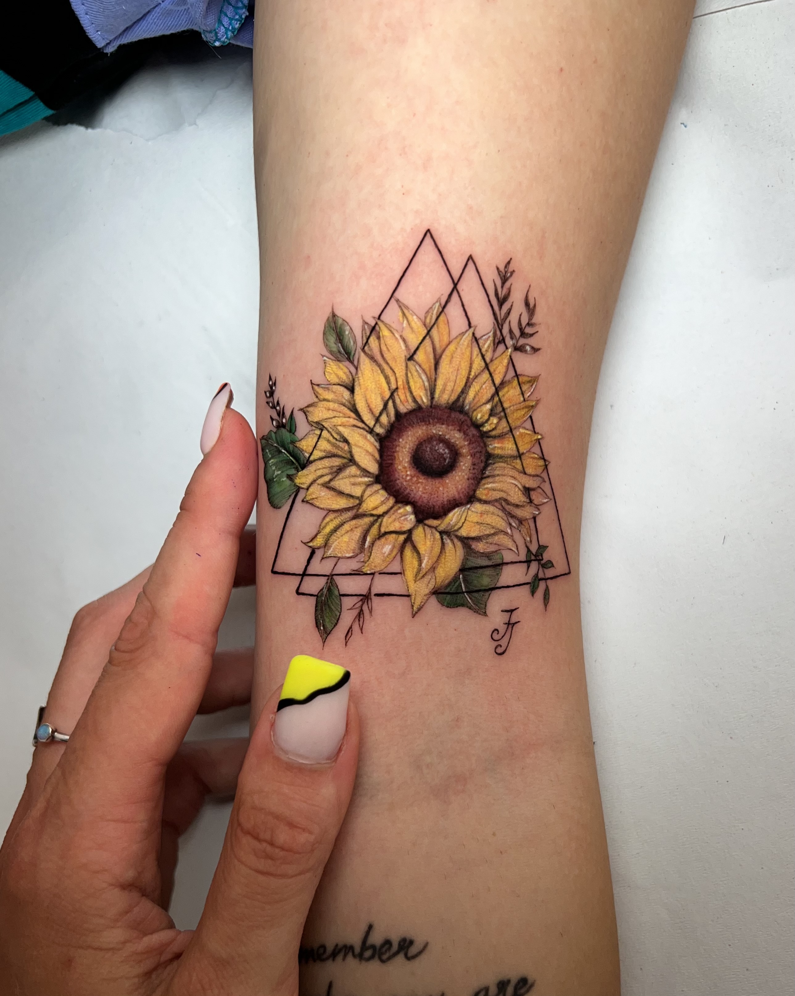 Tattoo fine line girasol