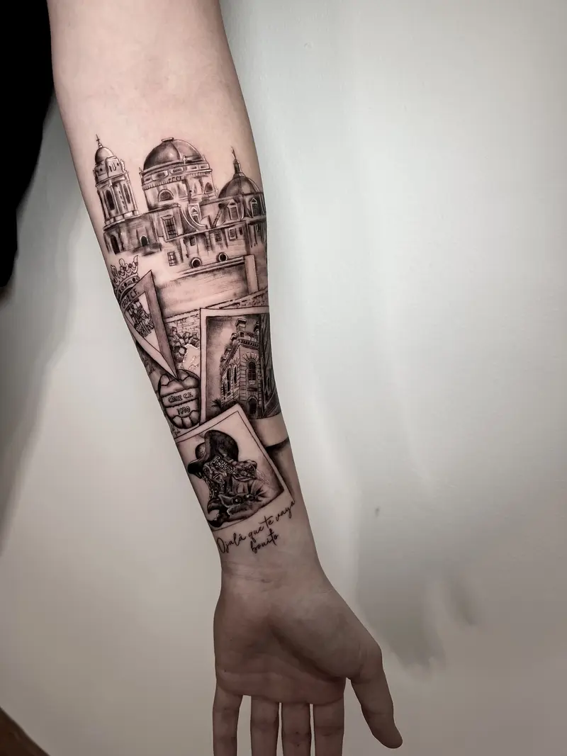 Collage blackwork de arquitectura y postales de viaje en antebrazo.