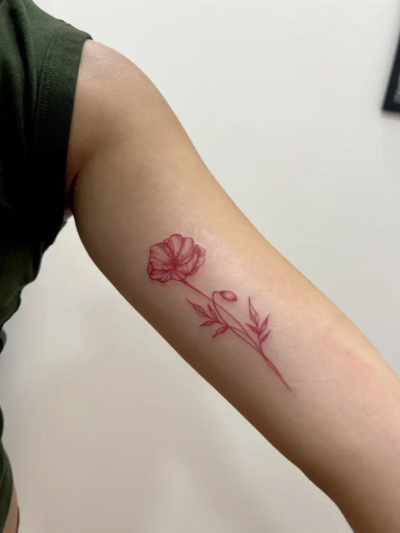 Flor en línea fina roja, estilo delicado y ligero, con tallo alargado y brote.