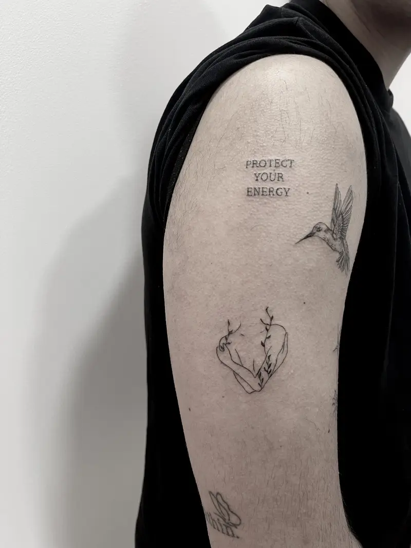 Composición con lettering en mayúsculas, colibrí en vuelo y manos formando un corazón con ramitas botánicas.