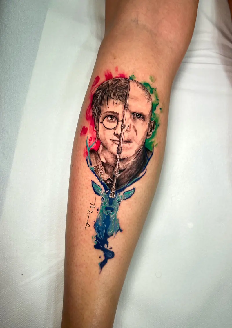 Retrato dividido de un personaje masculino, combinando realismo y manchas de color expresivas.